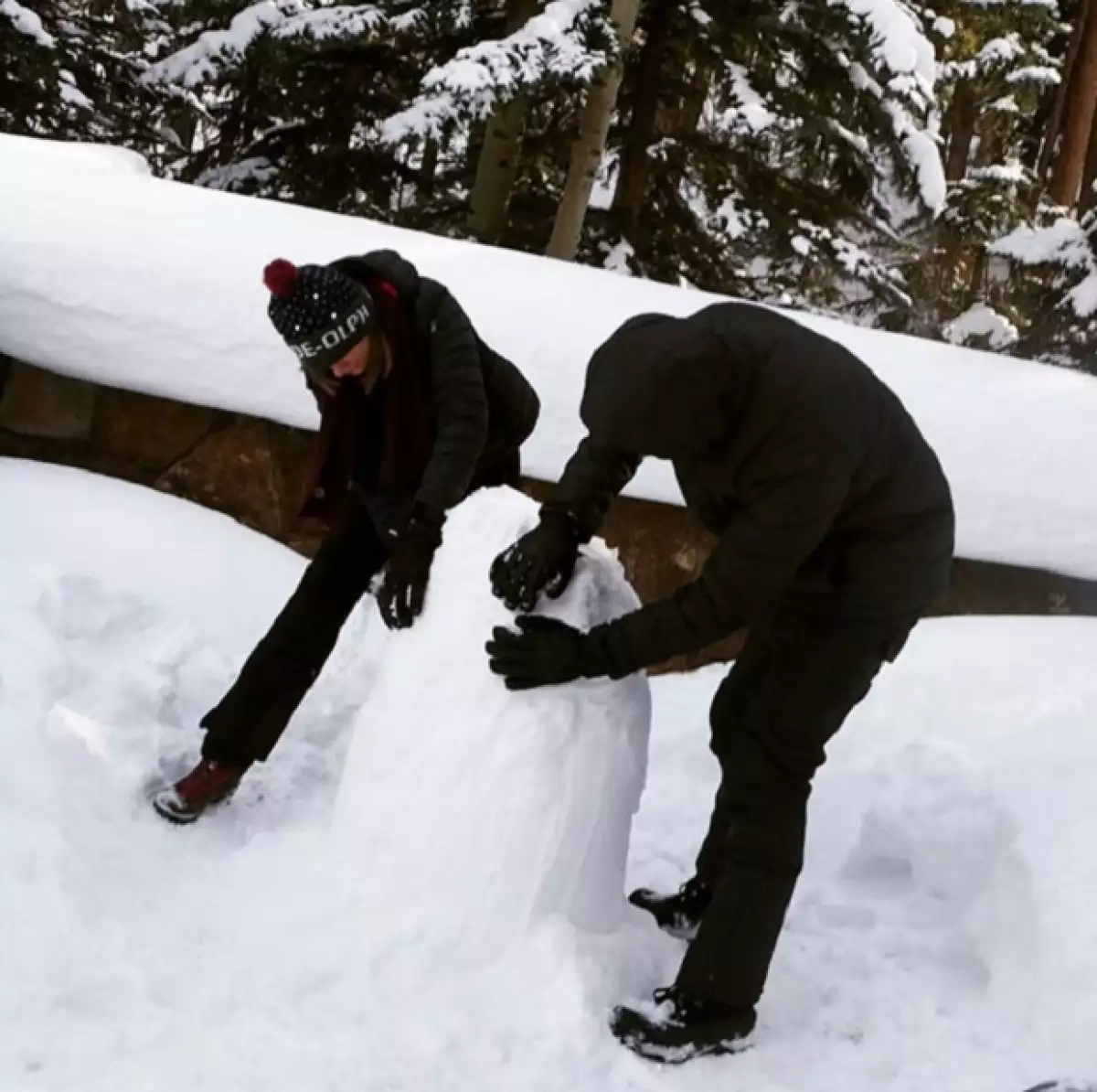 Calvin y Taylor, todos unos habilidosos a la hora de construir muñecos de nieve.