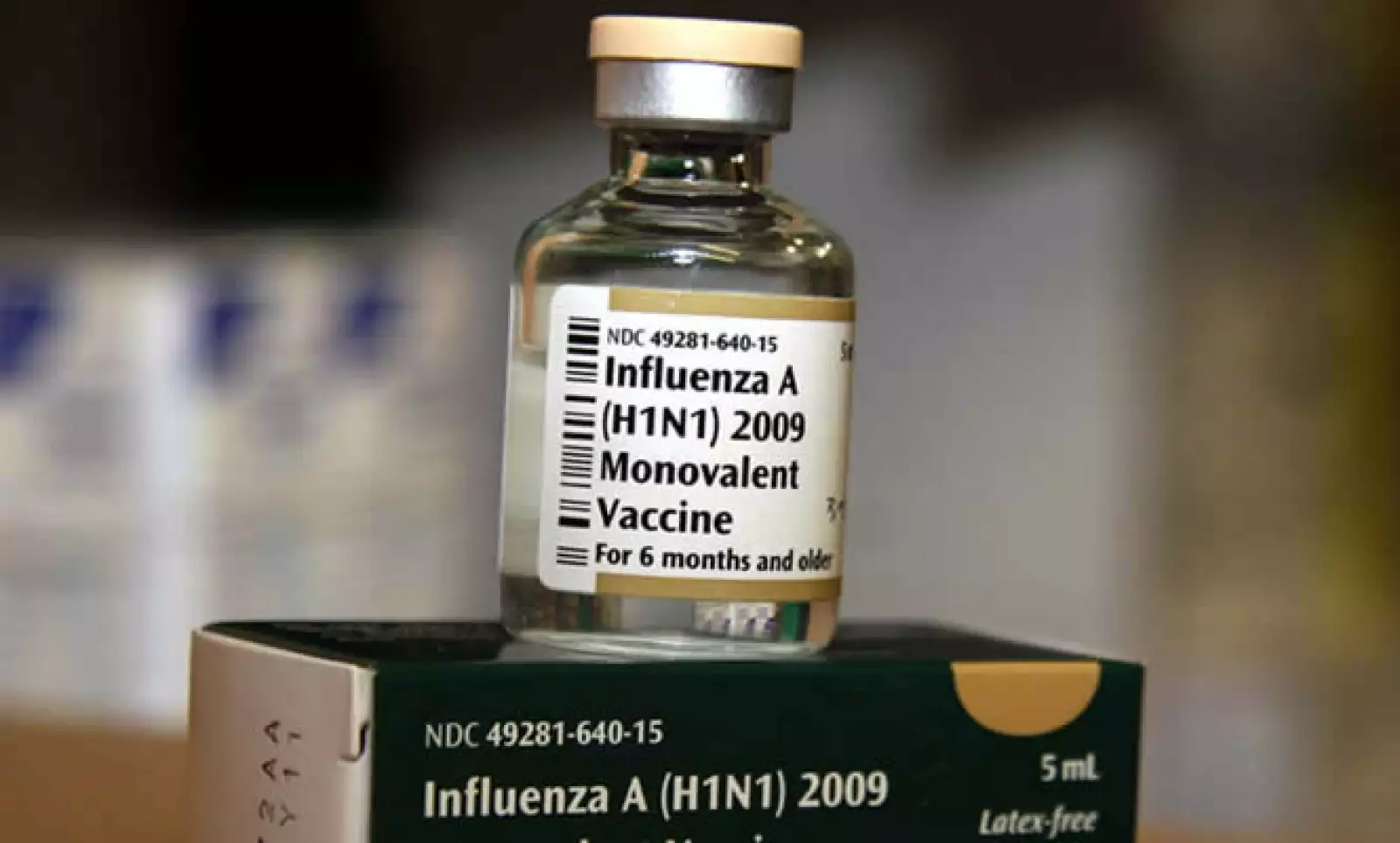El gobierno de Colima cesó a tres funcionarios de la Secretaría de Salud del Estado después de que se perdieran más de 2,500 vacunas contra la Influenza AH1N1 a causa de negligencia.