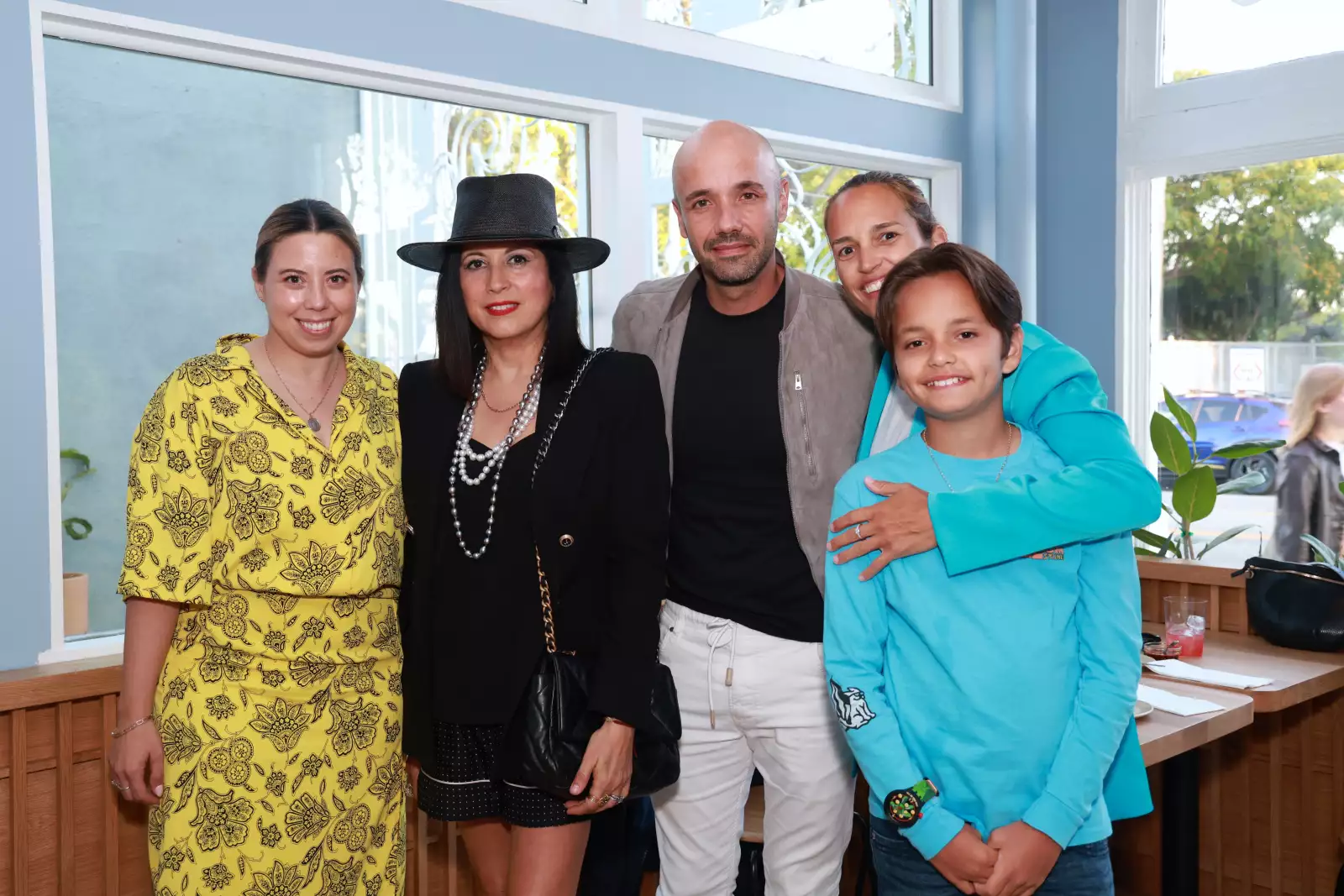 Fernanda Martínez, Gladys Tamez, Andrés y Andrei Cuenca con Lu