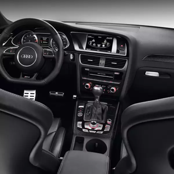 En el interior encontramos asientos delanteros deportivos, un volante plano en la parte de abajo, numerosas siglas RS e insertos de fibra de carbón en las puertas, tablero y consola central.