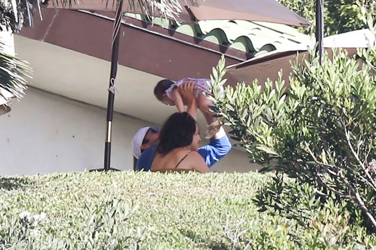 La pareja de papás se divierte mientras cuida a su pequeña de seis meses.