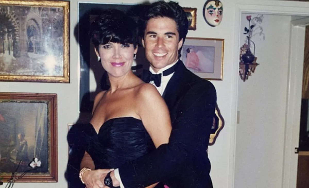 Junto a Todd Waterman, quien alguna vez declaró que además de que Kris y él se seguían viendo cuando ella ya salía con Bruce Jenner, su romance inició cuando ella aun estaba casada con Robert Kardashian.
