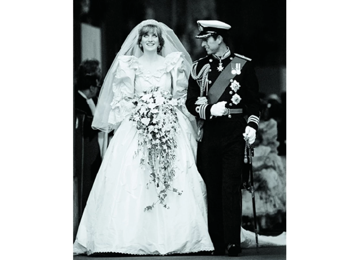 Hay mucha controversia en quién será el diseñador del vestido de novia de la futura esposa del príncipe Guillermo. Pero ya hay algunos rumores del veredicto.