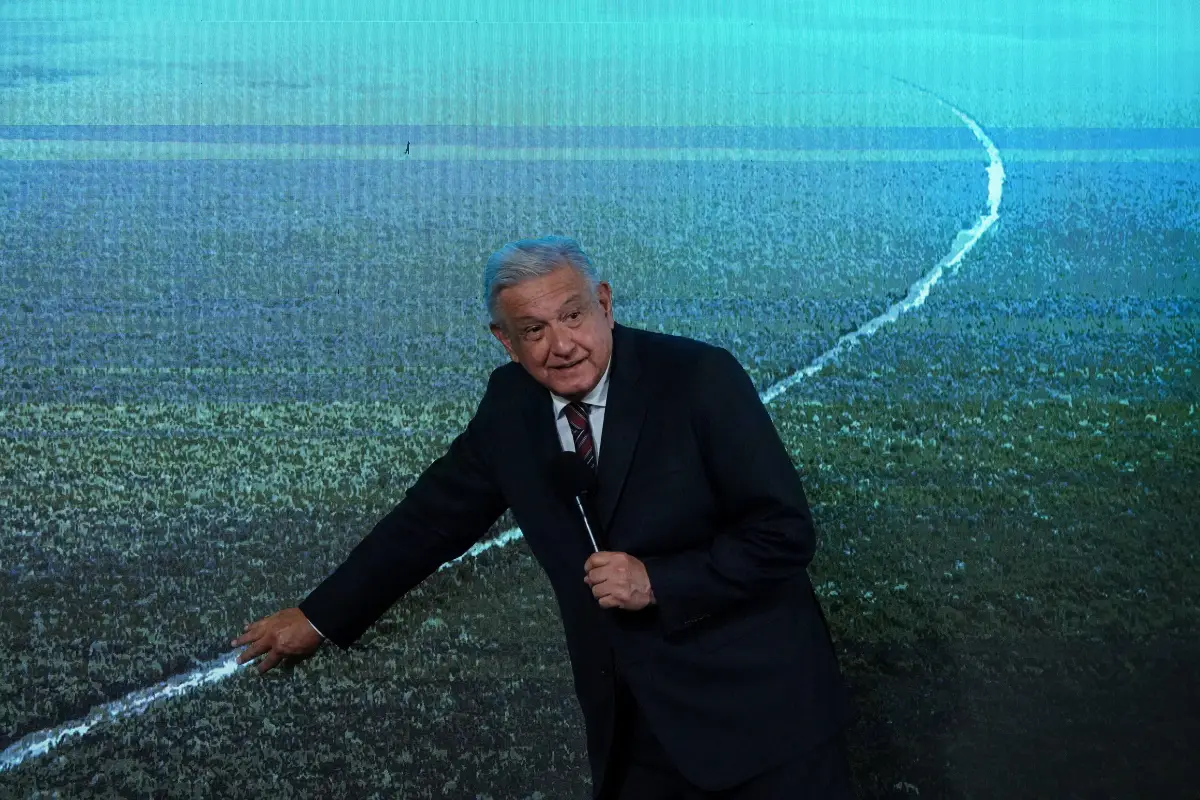 Andrés Manuel López Obrador muestra una imagen de la construcción de tramo 5 del Tren Maya durante la conferencia matutina desde Palacio Nacional.