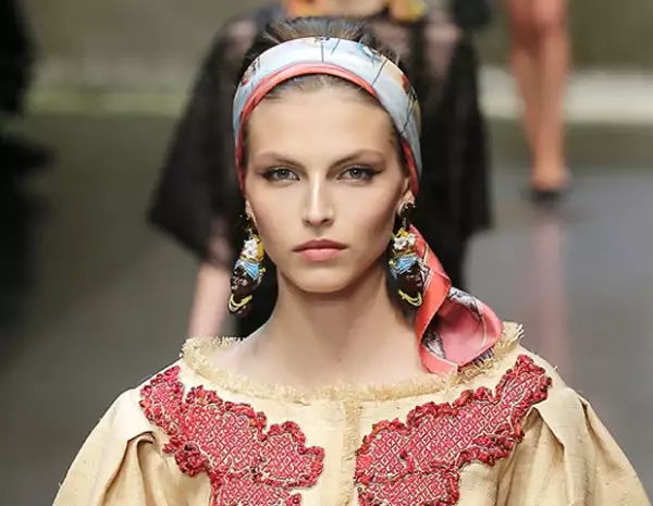 En el desfile de Dolce & Gabanna en la Fashion Week de Milán, las modelos ostentaron aretes que se consideraron racistas.