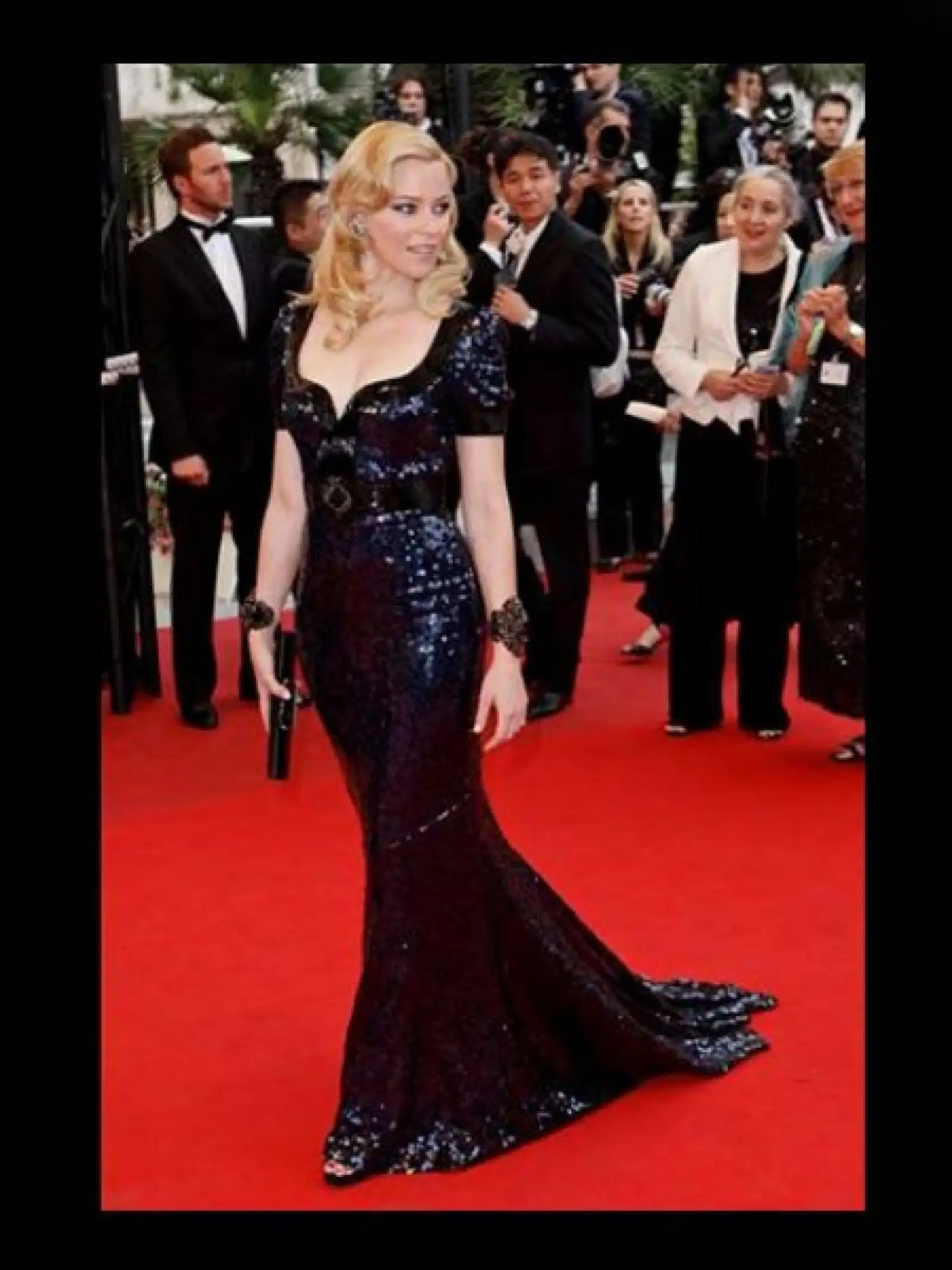 La actriz estadounidense Elizabeth Banks presumió un fabuloso escote y pasó por la alfombra roja para la proyección de la película `Eterna primavera´.