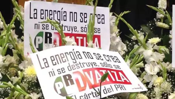 Junto con las flores los diputados colocaron mensajes en memoria de lo que llamaron la "PRIvatización" de Pemex.