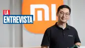 Foto de Antonio Ren, country manager de Xiaomi México, frente al logo de la marca. 