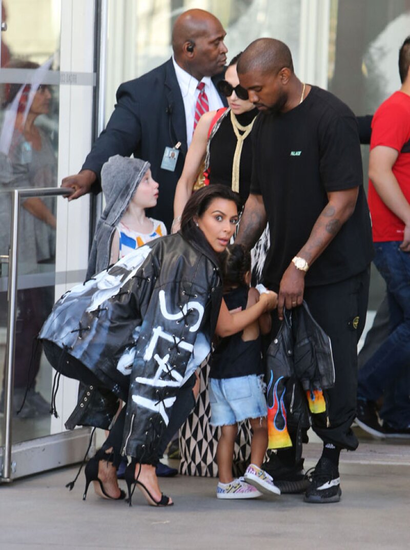 En el restaurante Cheesecake Factory, la familia fue reconocida y pronto llegaron los paparazzi para tomarles fotos.