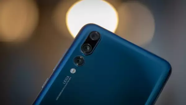 Smartphone Huawei P20 Pro in blue colour.