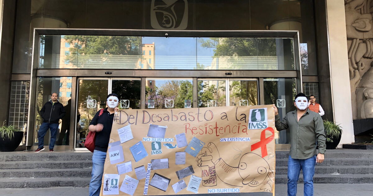 Pacientes con VIH protestan contra el desabasto de medicamentos en el IMSS