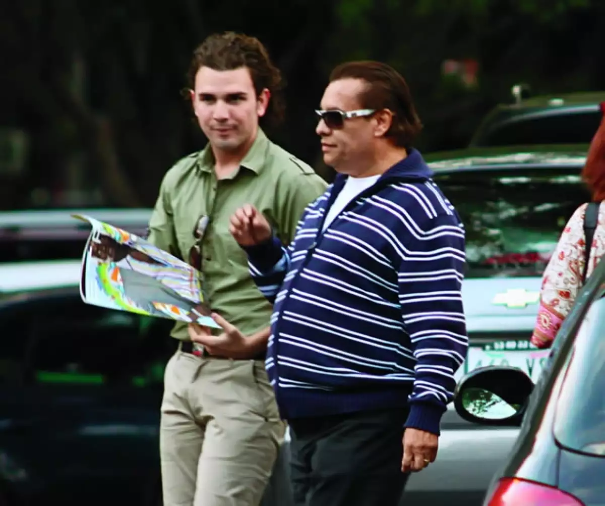 Según afirma el ex secretario del cantante, Joaquín Muñóz, el Divo de Juárez podría contraer matrimonio con su ahijado, Jas Devael.