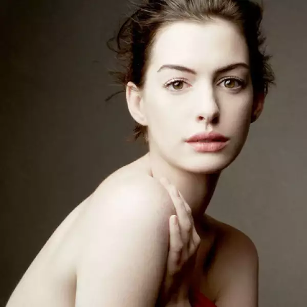 Esta pose con la que sale Anne Hathaway es similar a la que hizo Miley Cyrus para Vanity Fair y por la cual recibió críticas negativas por ser en ese entonces una niña de 15 años.