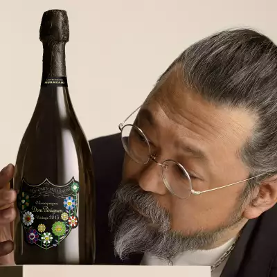 Foto del artista japonés Takashi Murakami observando de cerca la botella de Dom Pérignon que intervino con su diseño.