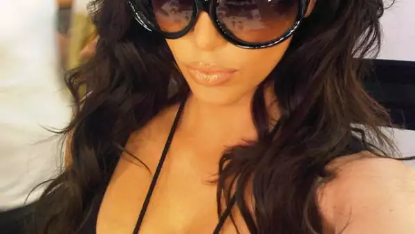 Kim Kardashian mostró parte de sus atributos.