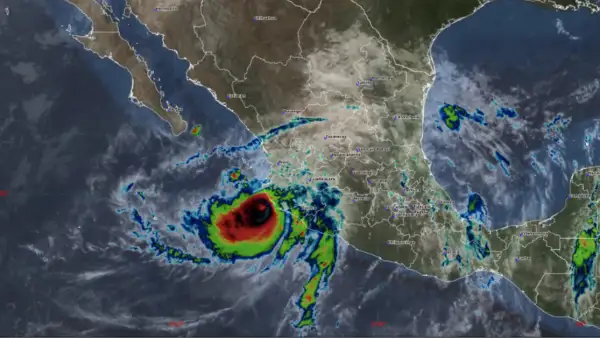 Imagen satelital de México en donde se observa a el huracán Simón.