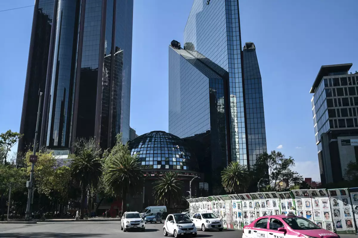 El peso mexicano recupera parte de las pérdidas por tensión en Medio Oriente