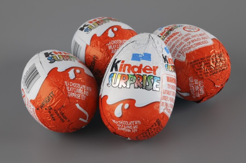 La organización Foodwatch indicó que las envoluras del Kinder Sorpresa tienen sustancias que pueden causar cáncer y dañar el genoma humano.