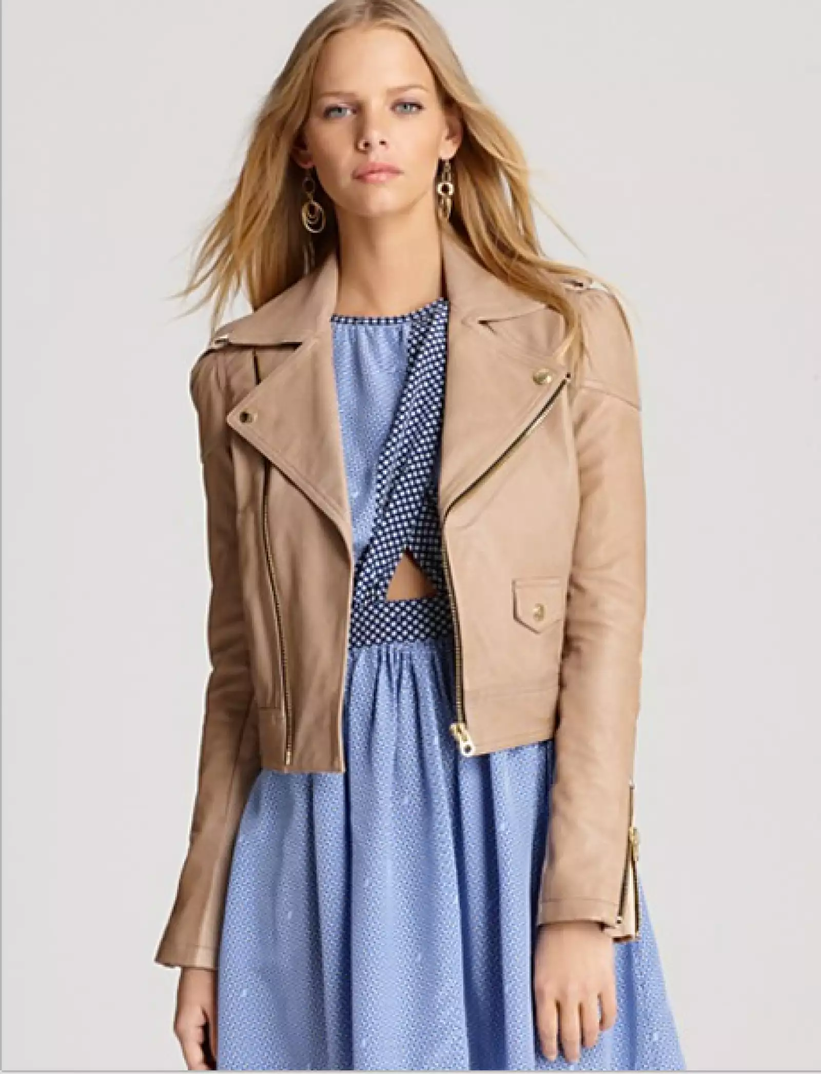 Las chaquetas confeccionadas en piel en tonos claros son excelentes opciones para sumarle a tu outfit un aire edgy sin hacerlo invernal pues el calor es totalmente de carácter estival.
