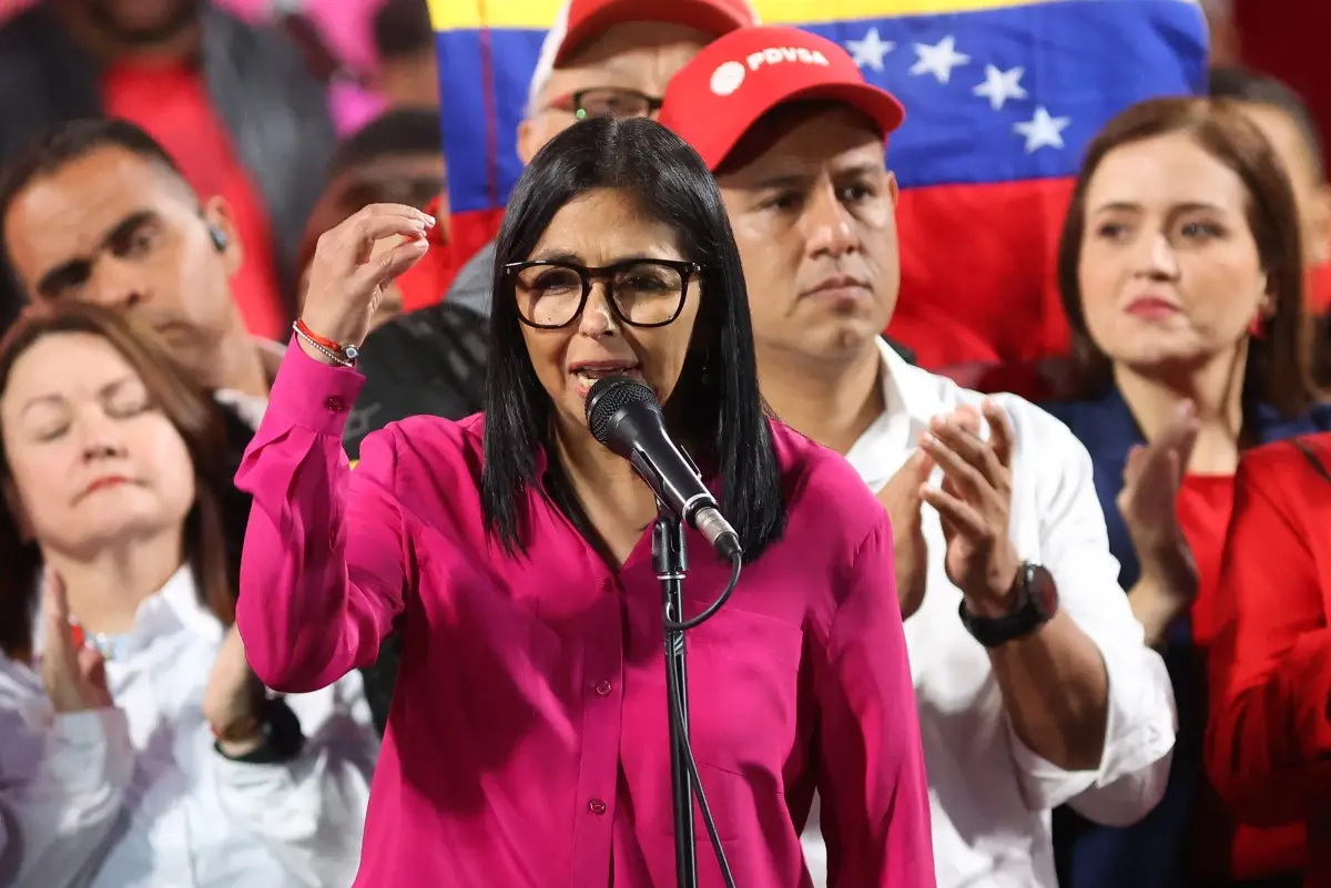 El presidente interino de Venezuela, Delcy Rodríguez, pronuncia un discurso tras la aprobación de la Reforma de la Ley Orgánica sobre Hidrocarburos fuera del Palacio Presidencial de Miraflores en Caracas el 29 de enero de 2026.