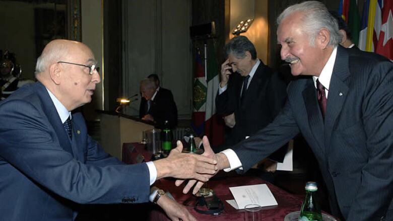 El 11 de diciembre de 2006, el entonces presidente de Italia, Giorgio Napolitano se reunió con Carlos Fuentes en las celebraciones por el 40t aniversario del Instituto Latinoamericano.