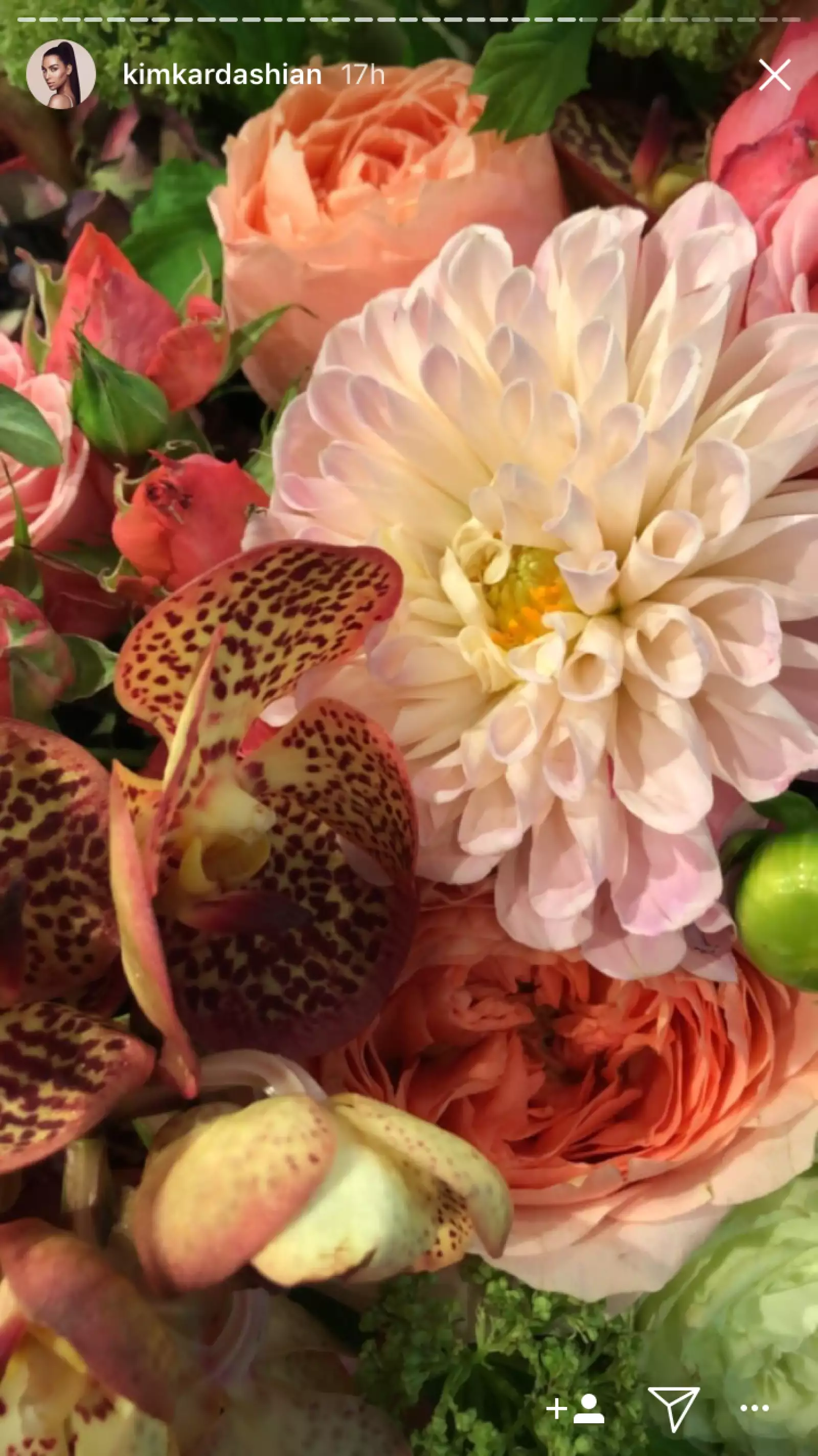 Kim Kardashian recibió decenas de flores por su cumple 37