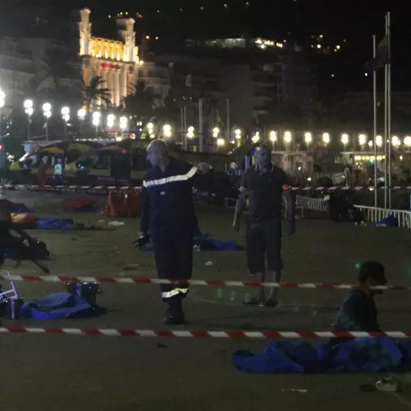 Militares hacen guardia a un lado de los cuerpos que quedaron cerca de la costa francesa.