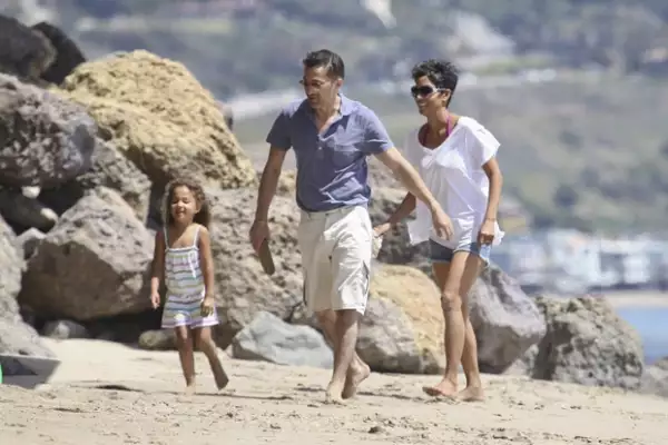 Así fueron captados Nahla, Olivier y Halle hace un año en las playas de Malibú.