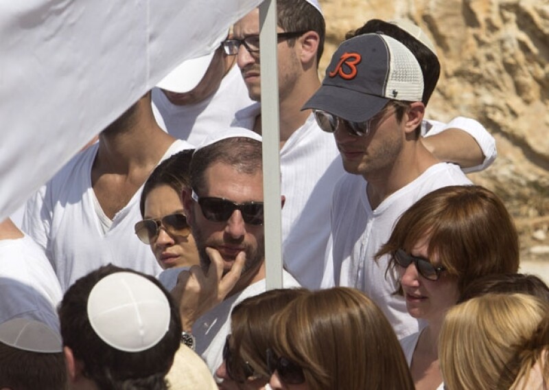 La devota pareja de actores asistió a dar el último adiós a el "gran rabino" Philip Berg, este miércoles en Israel. Ambos actores parecían muy conmovidos.