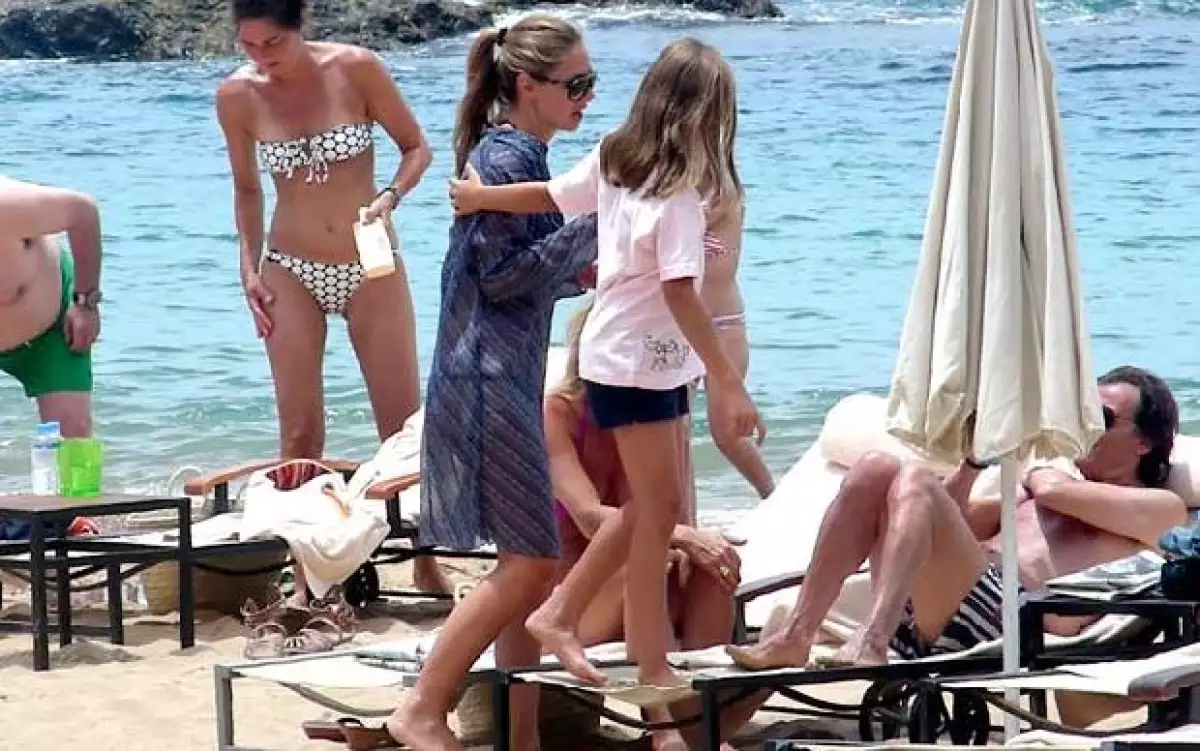 La mexicana disfrutó de las playas de este destino ibérico en compañía de su hija Amina, poco antes de la boda de Jaime Polanco y Fiona Ferrer.