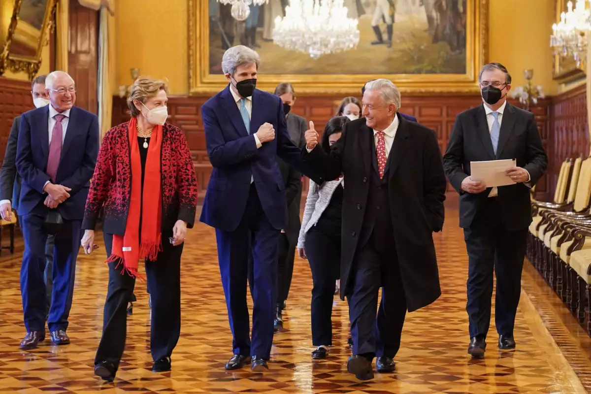 John Kerry, enviado especial presidencial para el Clima de Estados Unidos, y Andrés Manuel López Obrador, Presidente de México, se reunieron en Palacio Nacional.