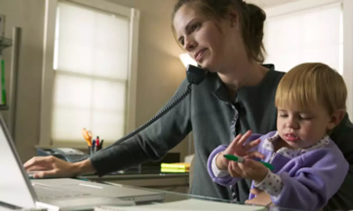 En América Latina la fuerza laboral femenina ha crecido de forma importante, pero el síndrome de culpabilidad en las madres hace que disminuya su participación en el mercado laboral. (Foto: Thinkstock)