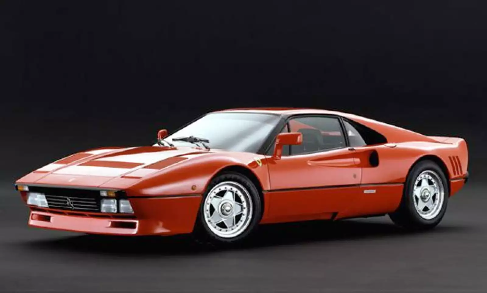 Se fabricaron sólo 272 autos  de este modelo entre 1984 y 1986. La potencia de este modelo es descomunal: en el motor tenía dos turbocargadores que le permitían desarrollar los 400 caballos de fuerza y una velocidad tope de 305 Km/h.