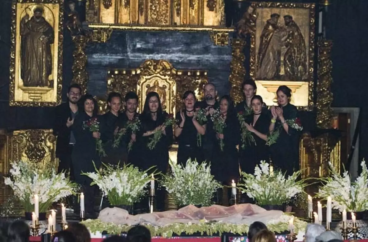 El viernes por la noche la vocalista del grupo de rock `Santa Sabina´perdió la batalla contra el cáncer de mama. El cuerpo fue velado ayer en el Claustro de Sor Juana en la ciudad de México.