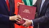Un hombre entrega y uno recibe el paquete económico-.jpg
