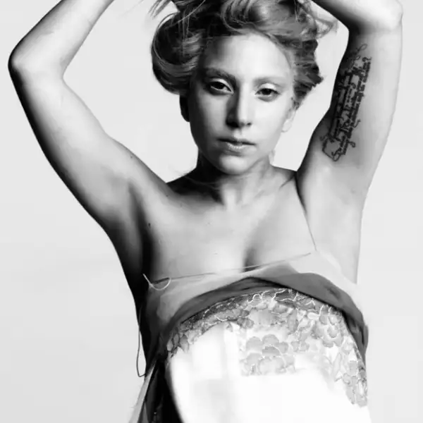 Sensuales movimientos y poses de bailarina forman parte de la coreografía de Gaga.