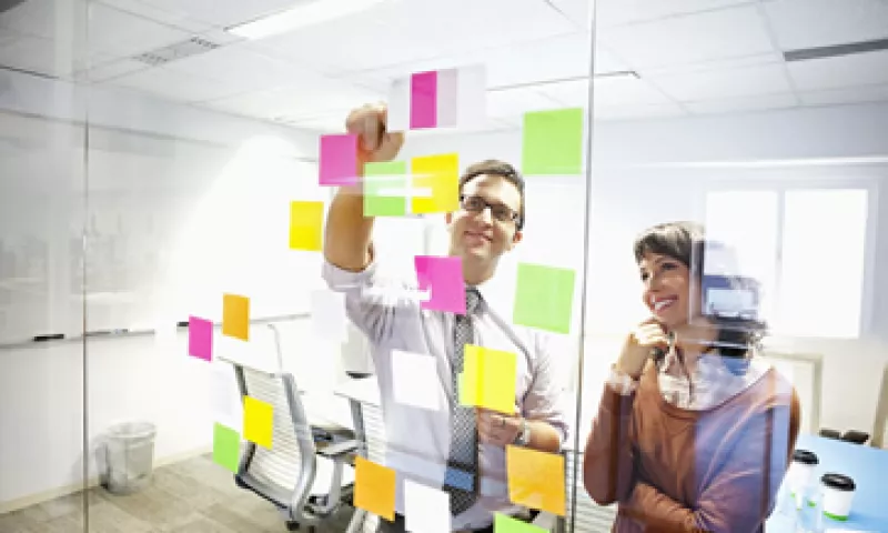 Los empleadores buscan, adicional a la experiencia profesional, que un candidato muestre capacidad de adaptación. (Foto: Getty Images)