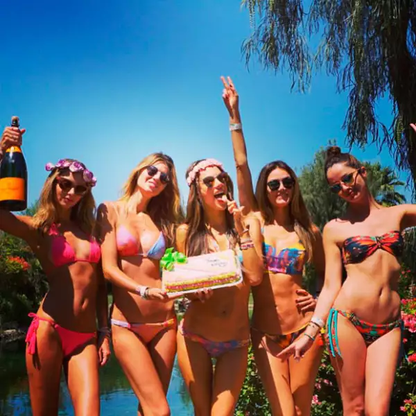 Alessandra Ambrosio festejó su pre cumpleaños en Coachella rodeada de amigas y patrocinada por H&M.