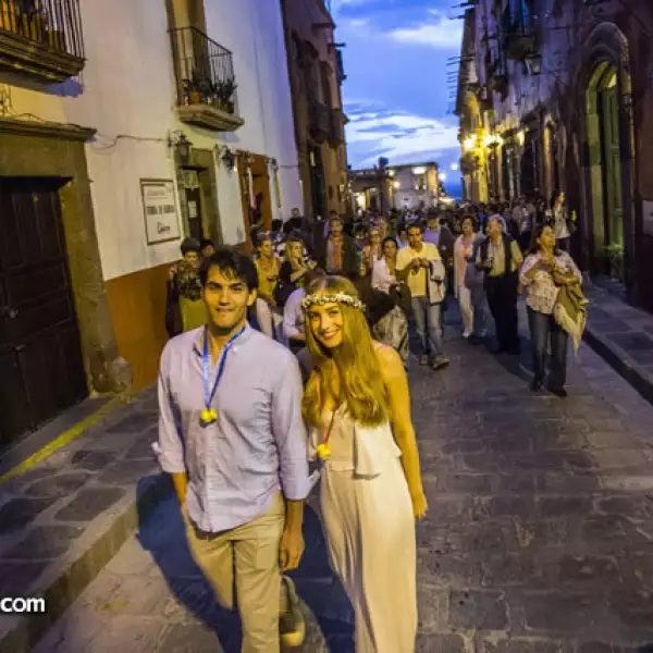 Joey & Isabel encabezando la callejoneada acompañados por familia y amigos