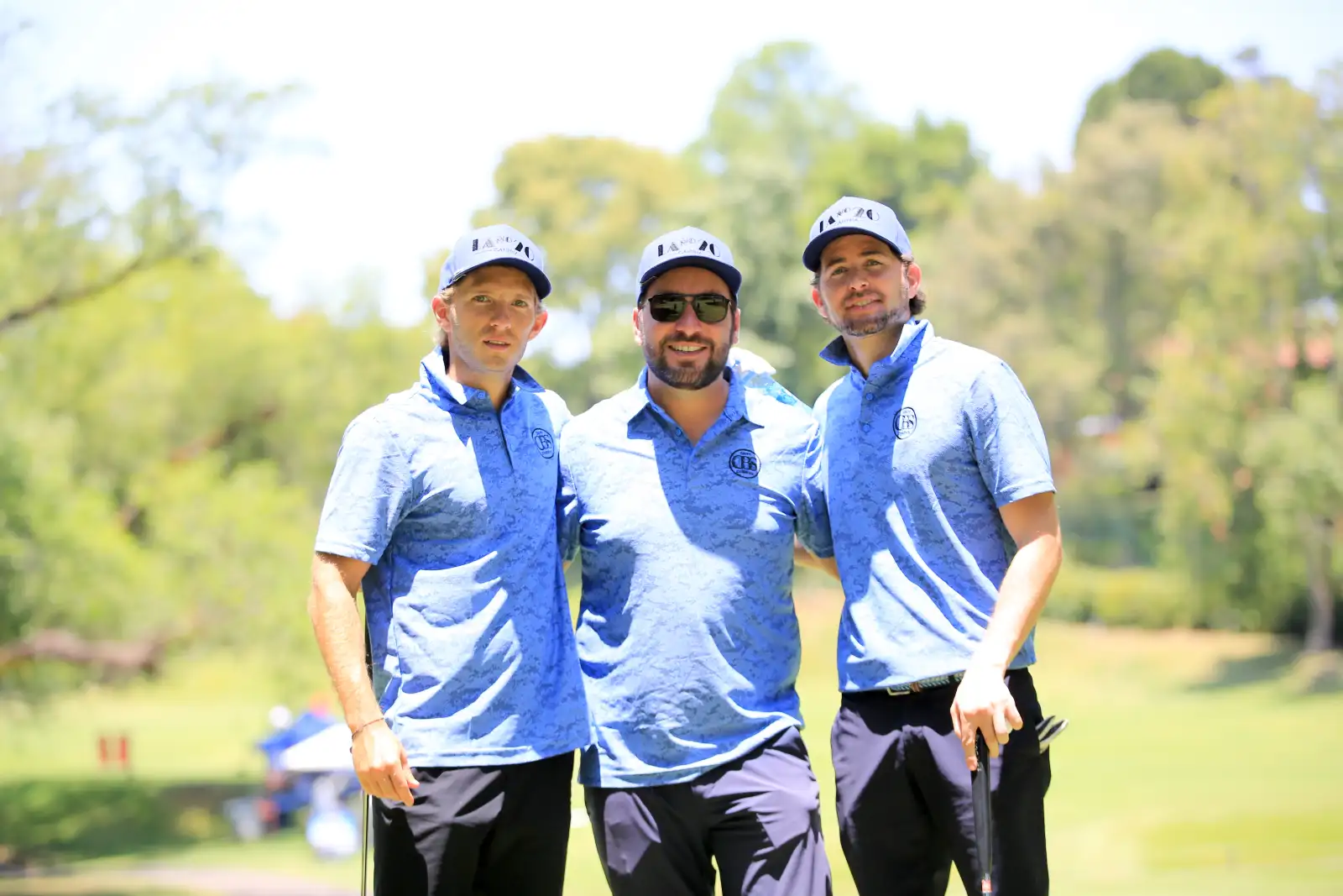 Héctor y Agustín González  con Alejandro Bernardini 