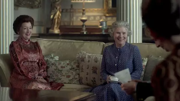 La princesa Margarita y la reina Isabel II en The Crown.