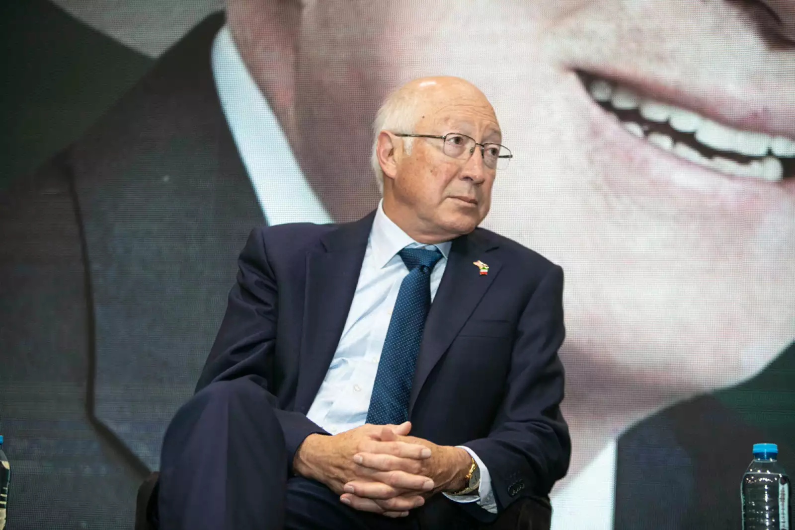 Ken Salazar prevé inversiones y empleo para Norteamérica por relocalización 