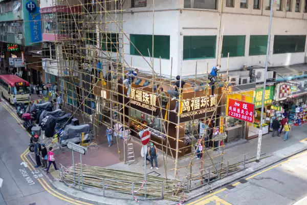 Las llamas comenzaron en los tradicionales andamios de bambú que rodeaban los edificios de 31 plantas del complejo Wang Fuk Court, en el distrito Tai Po de la zona norte, que se encontraba en obras.