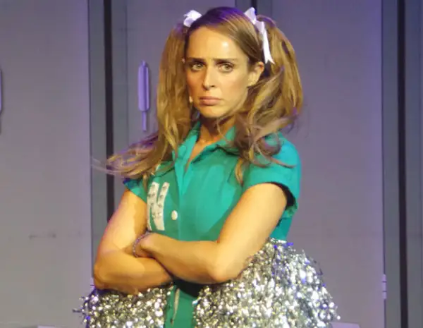 Irán Castillo en el papel protagónico de Sandy en el musical "Vaselina", producción de Julissa.