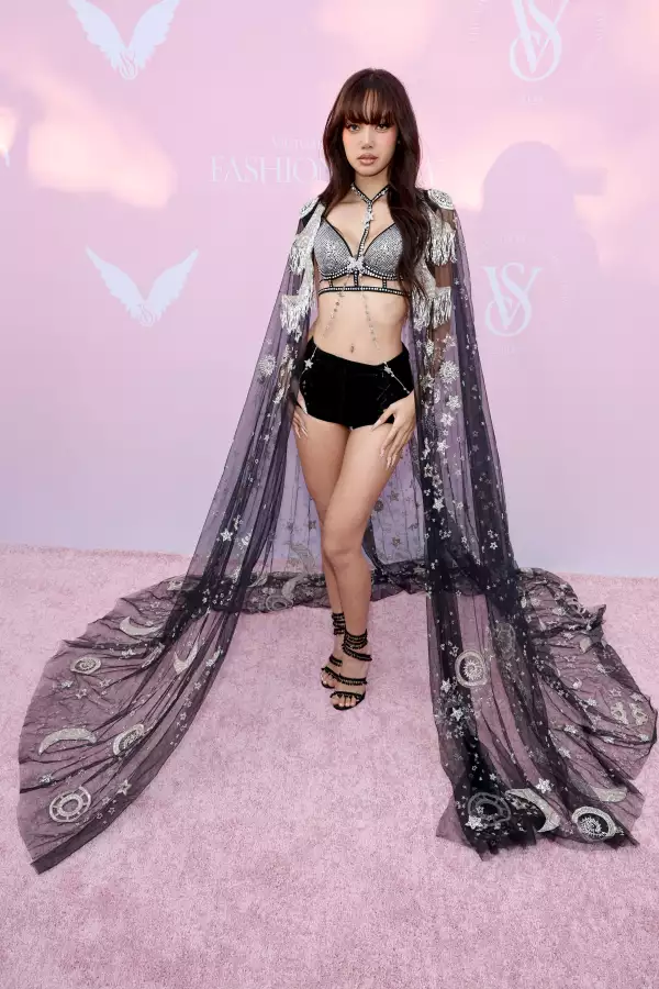 Taylor Hill Lisa Victoria's Secret Fashion Show