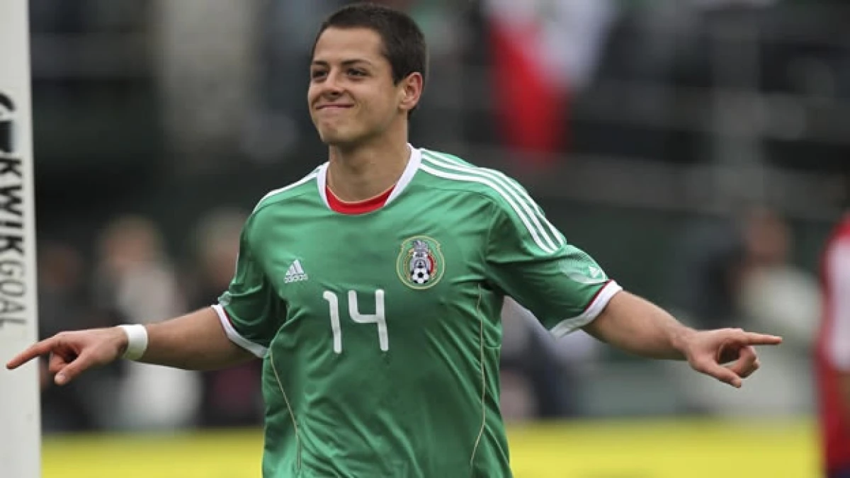 Javier Hernández anota gol contra Paraguay
