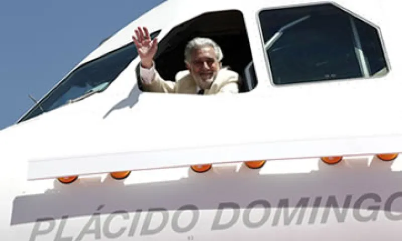 El artista se mostró feliz en todo momento y posó para las cámaras con directivos y empleados de la compañía. (Foto: Notimex)