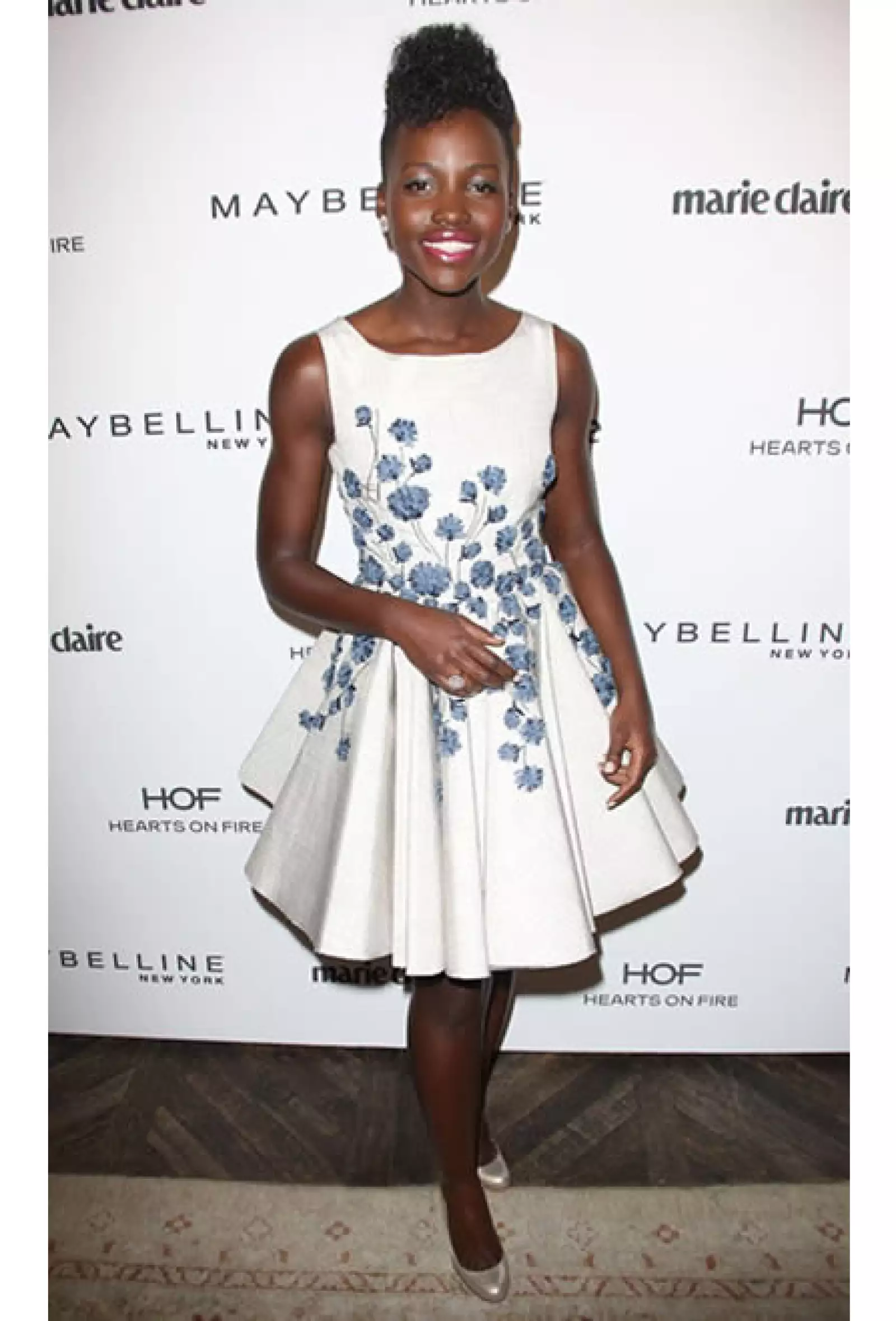 En la alfombra de Marie Claire Fresh Face luciendo un vestido de Giambattista Valli Couture y zapatos Christian Louboutin.