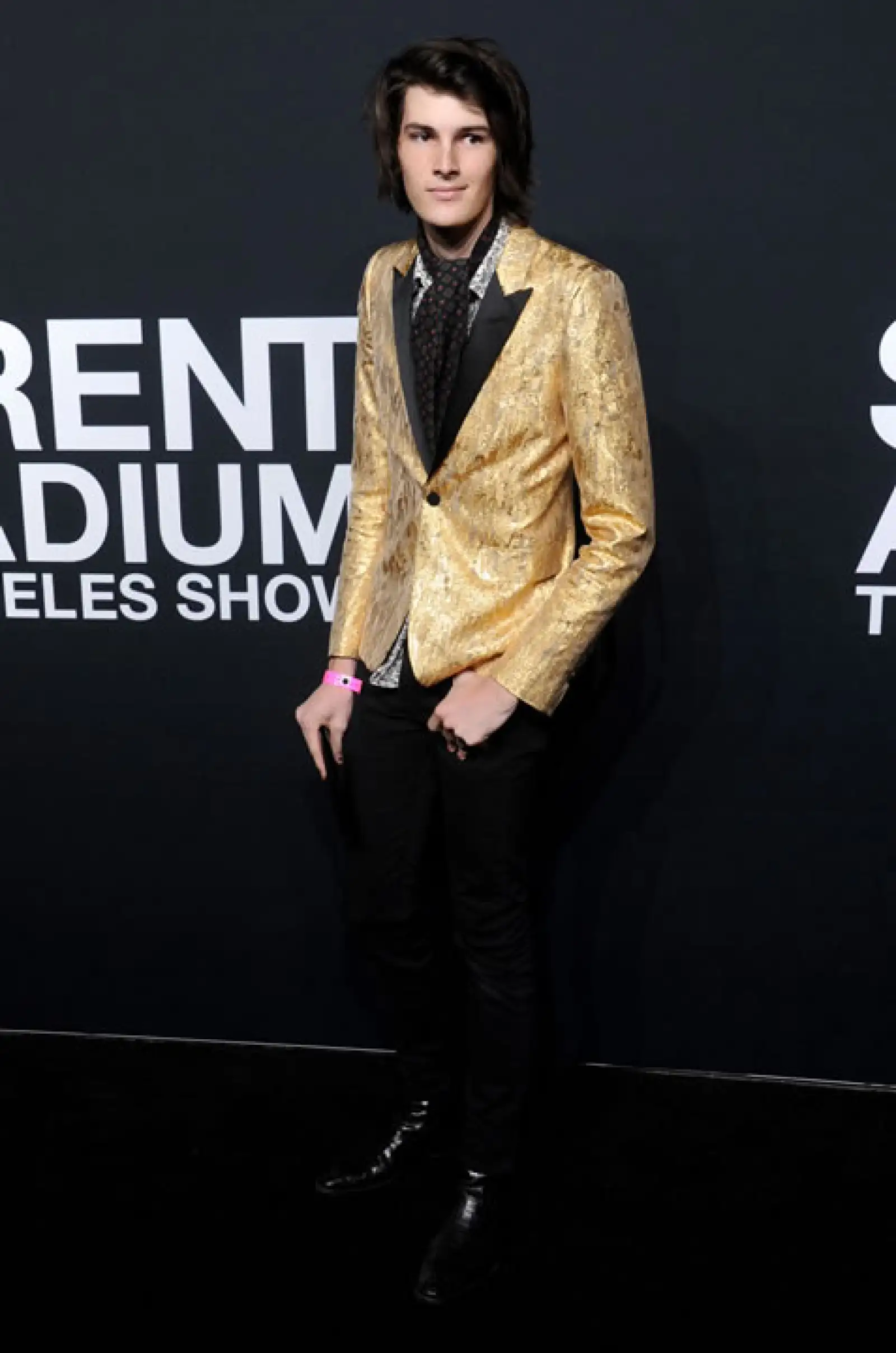 Más guapo, ¡imposible! El hijo de Pierce Brosnan, Dylan, arribó solo al desfile de Saint Laurent.