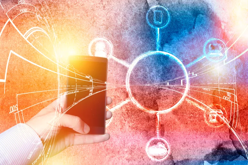 Mano sosteniendo un celular, haciendo referencia al ecosistema digital en el sector financiero